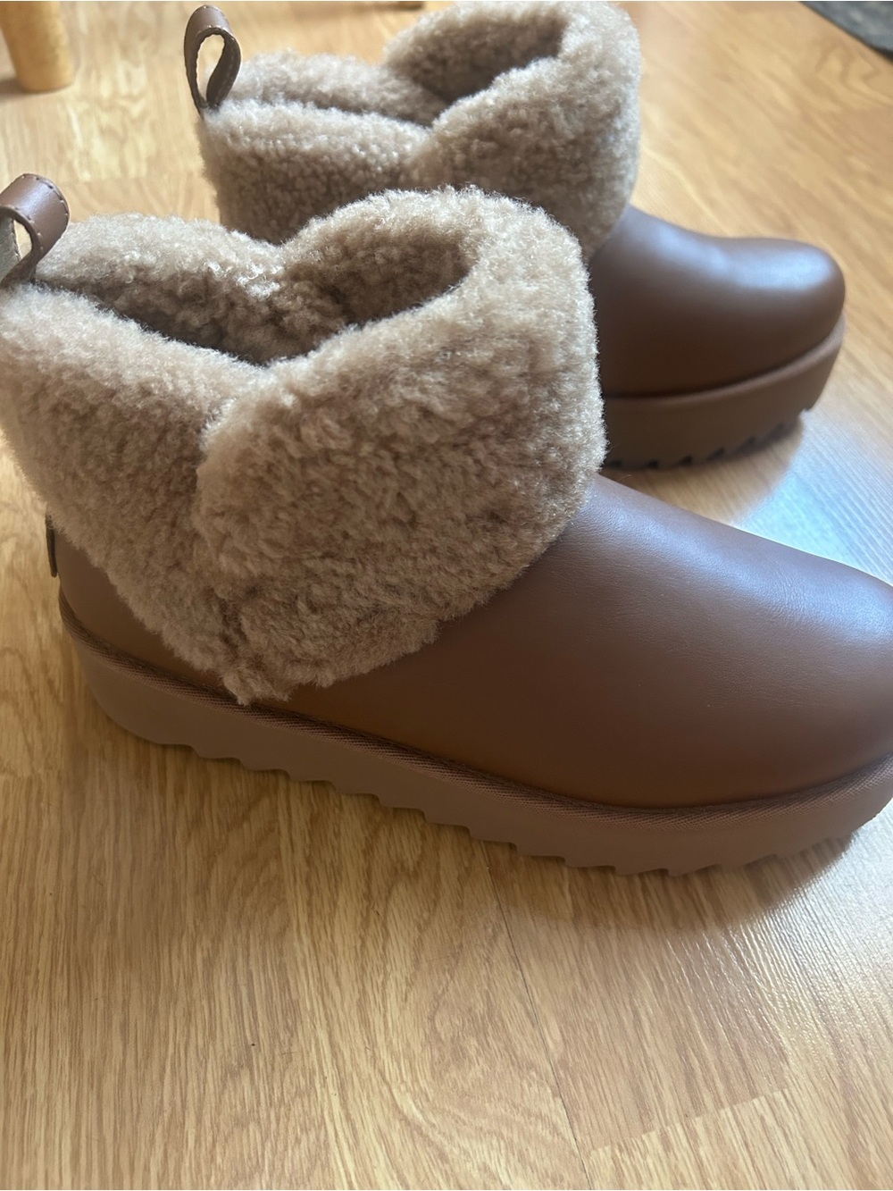 UGG Ultra Mini Alina NWT size 9